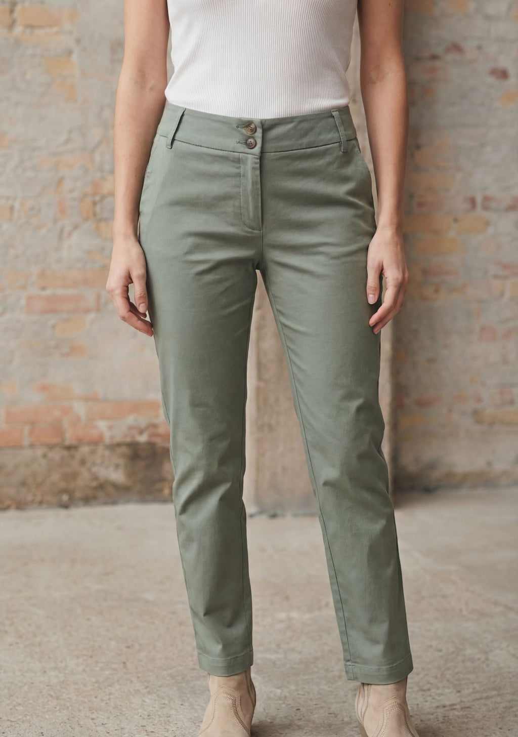 Isay Classic Pant Bukse – Isay_Classic_Pant-Pants-57291-806_Light_Khaki-1_24c47448-fb24-4590-96e2-2648213edf79.jpg