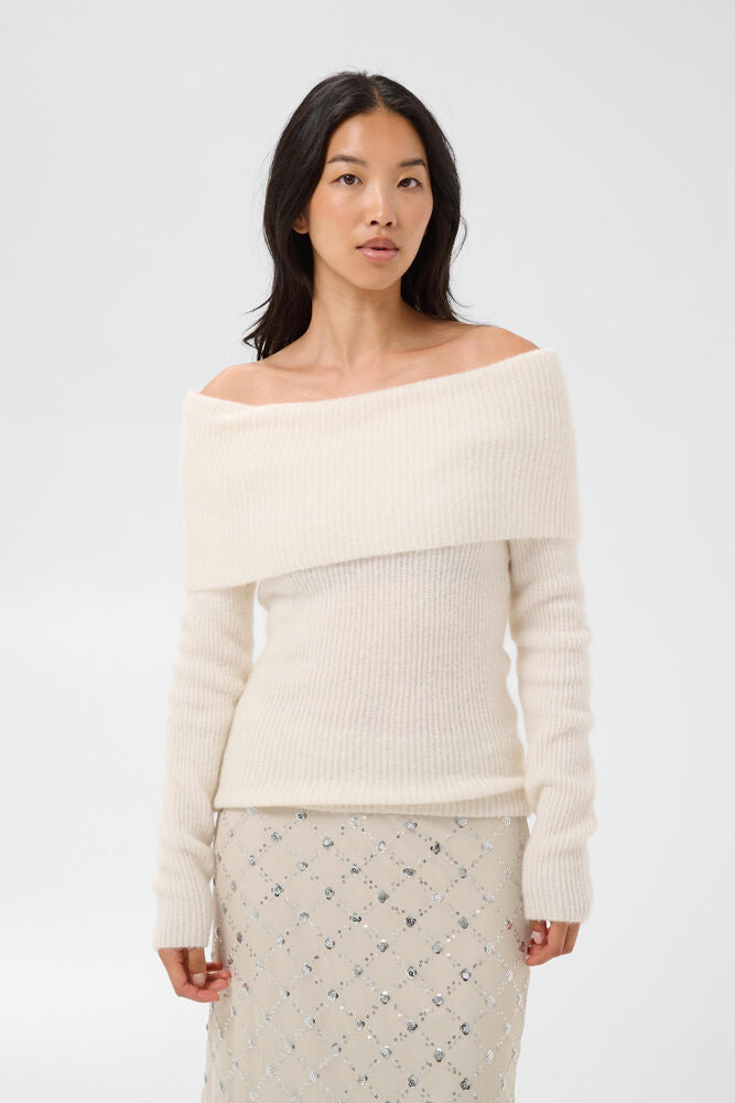 Part Two Doret Pullover i ecru på modell, krage utenfor skuldrene