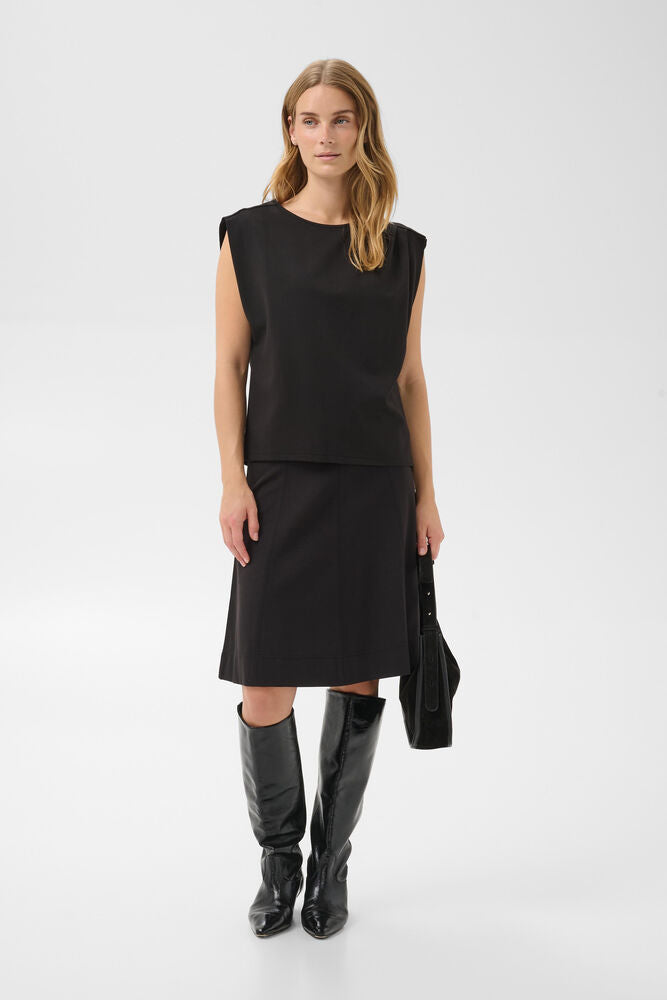 Part Two Violy Skirt i sort på modell med høye støvler, helfigur