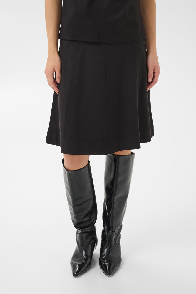 Part Two Violy Skirt i sort på modell, sett forfra