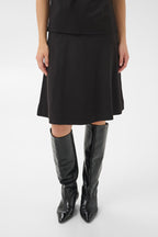 Part Two Violy Skirt i sort på modell, sett forfra
