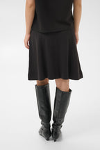Part Two Violy Skirt i sort på modell, sett bakfra